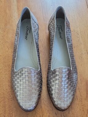 11.5 M LEATHER UPPER DRESS SHOES. WORN ONCE.